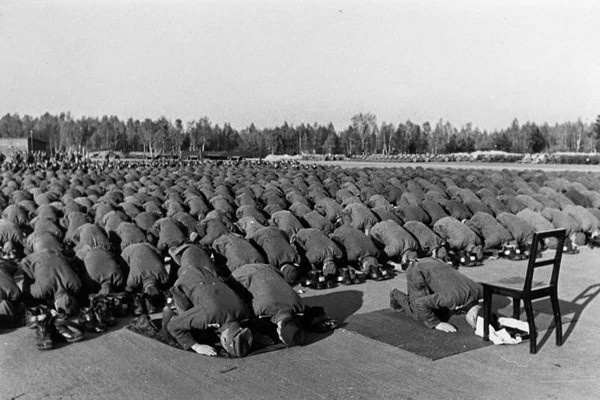 Hitler komutasındaki müslüman ve fesli naziler 