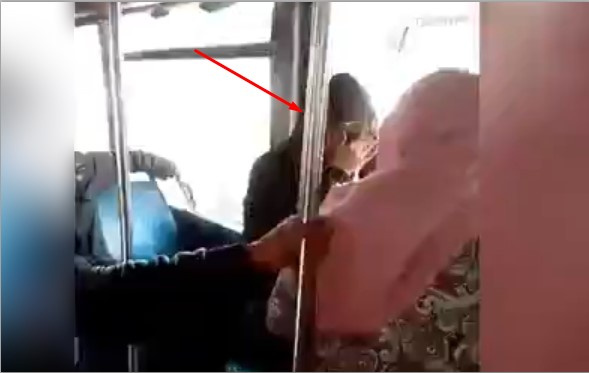 Genç kızı otobüsten böyle kovuldu. 