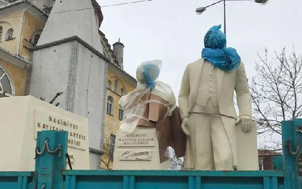 Atatürk heykelinin başını çöp poşetine sardılar