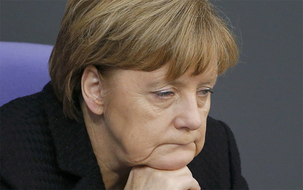Merkel resmen eridi anket sonuçları alarm veriyor!
