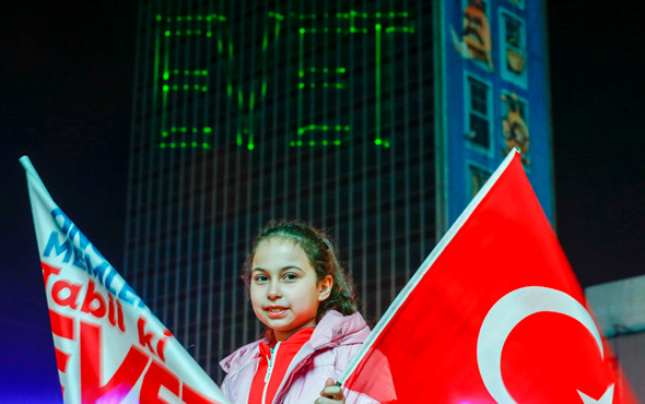 AK Parti'den lazerli "Evet" kampanyası