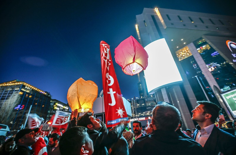 AK Parti'den lazerli "Evet" kampanyası
