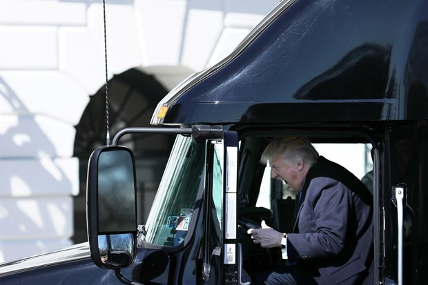 Trump TIR şoförü oldu sosyal medya coştu