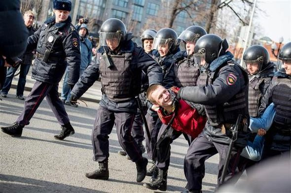 Rusya'da ortalık karıştı 130 gözaltı
