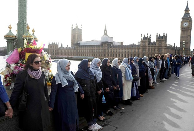 Londra saldırısını başörtülü protesto ettiler!