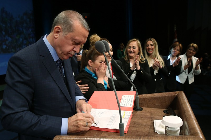 Erdoğan güzellik uzmanlarının arasında kalınca