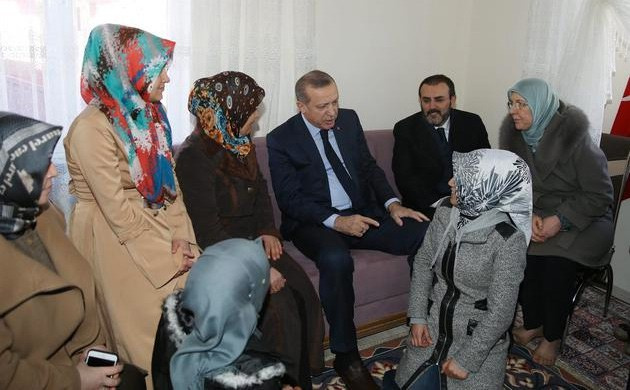 Erdoğan'ın kadınlarla çay sohbeti güldürdü