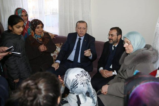 Erdoğan'ın kadınlarla çay sohbeti güldürdü