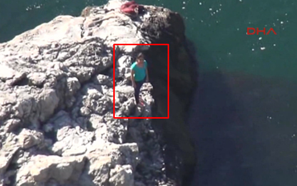 İntihar için çıktığı kayadan inemeyen kızı polis kurtardı