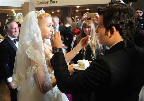 Ali Ağaoğlu'nun kızı 2. kez evlendi gelinliğine bakın!