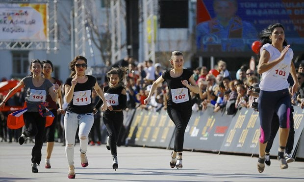 26 bin kadın 100 metreyi topuklularla koştular bakın neden