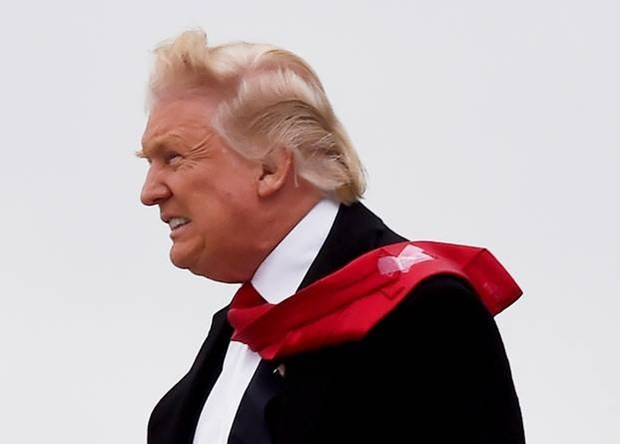 Donald Trump'ın kravatına bakın fena ifşa oldu