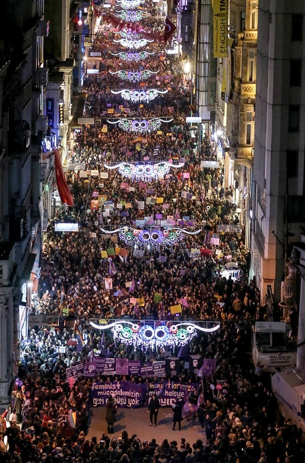 Binlerce kadın bir oldu Taksim'i böyle salladı!