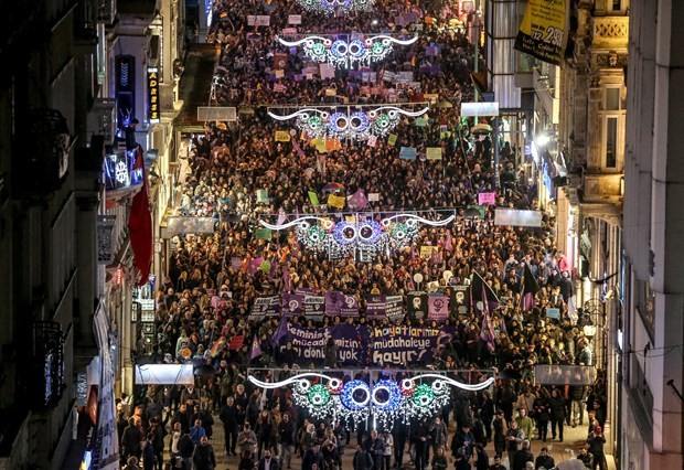 Binlerce kadın bir oldu Taksim'i böyle salladı!