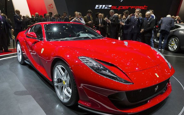 Ferrari 812 Superfast özelliklerine bakın fiyatı fena