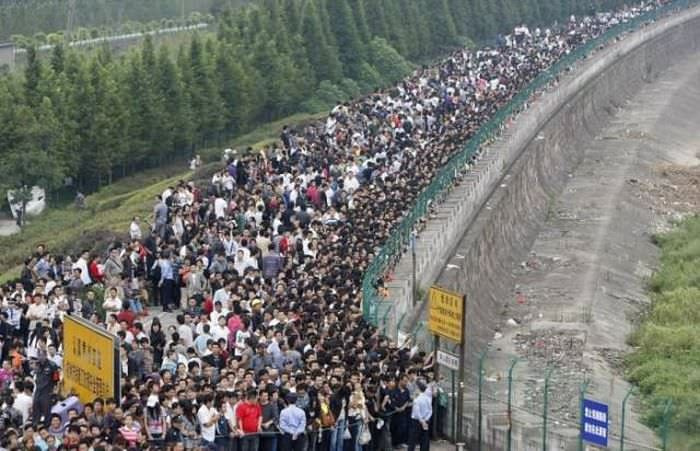 Bu nasıl yaşam şekli! Milyarlarca insan aynı odada...