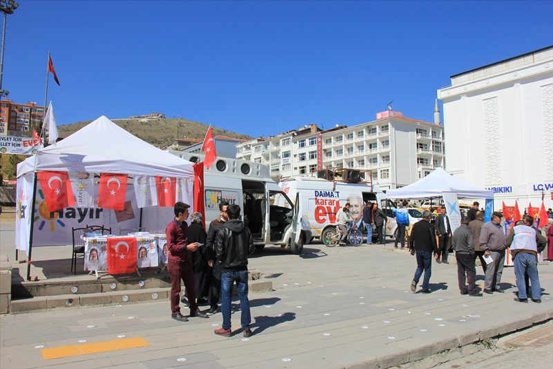 'Evet'çiler ve 'Hayır'cılar aynı meydan da karşı karşıya geldi ve...