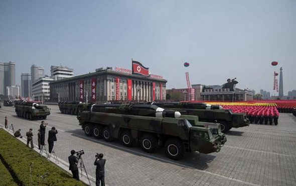 Kuzey Kore gizli silahlarını ortaya çıkardı Pyongyang'da şov yaptı