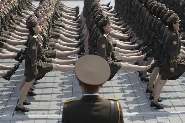 Kuzey Kore gizli silahlarını ortaya çıkardı Pyongyang'da şov yaptı