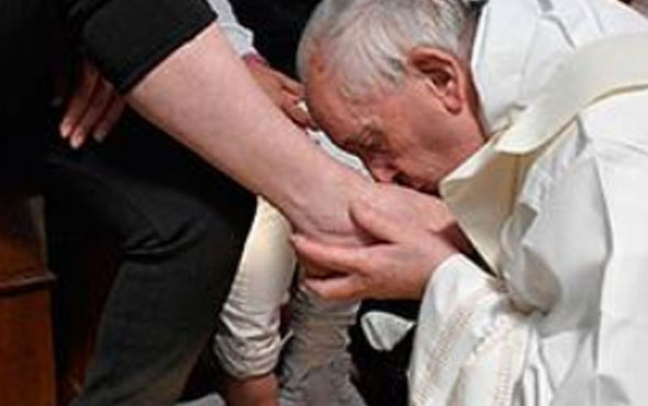 Papa önce ayak öptü sonra da yere yatıp... 