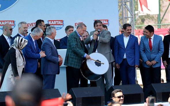 Cumhurbaşkanı Erdoğan sahnede davul çaldı