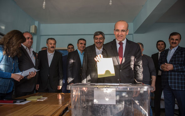 Erkenden yollara düştü sandıktaki ilk oy Mehmet Şimşek'ten