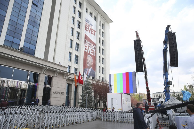 AK Parti Genel Merkezi önünde evet hazırlıkları başladı