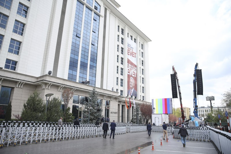 AK Parti Genel Merkezi önünde evet hazırlıkları başladı