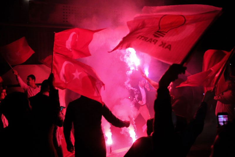 Türkiye'den evet manzaraları Türk bayrağını alan meydana koştu
