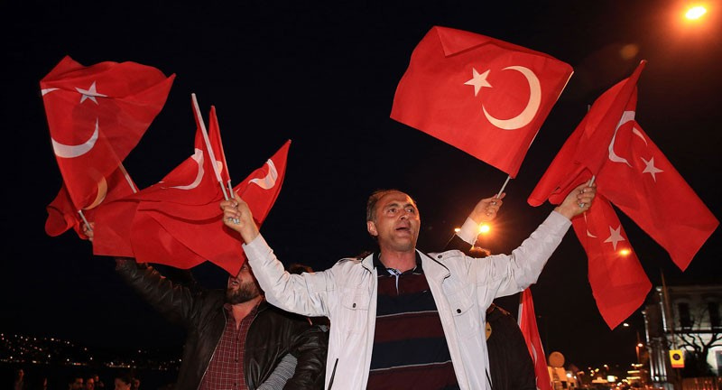 Türkiye'den evet manzaraları Türk bayrağını alan meydana koştu
