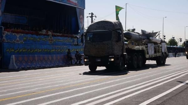 İran'da gövde gösterisi Ruhani'den bomba açıklama