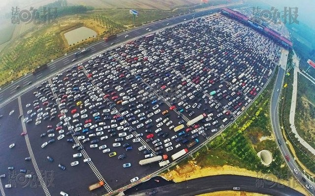 İstanbul trafiğide neymiş! 50 şeritlik yol bile tıkandı