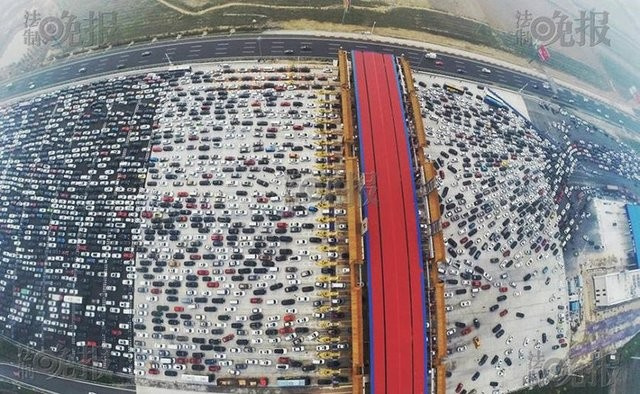 İstanbul trafiğide neymiş! 50 şeritlik yol bile tıkandı