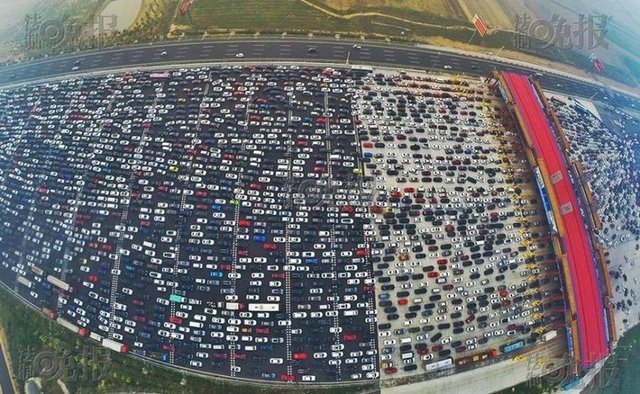 İstanbul trafiğide neymiş! 50 şeritlik yol bile tıkandı