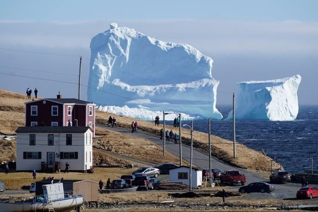 Yüzen buz dağları turizmi patlattı
