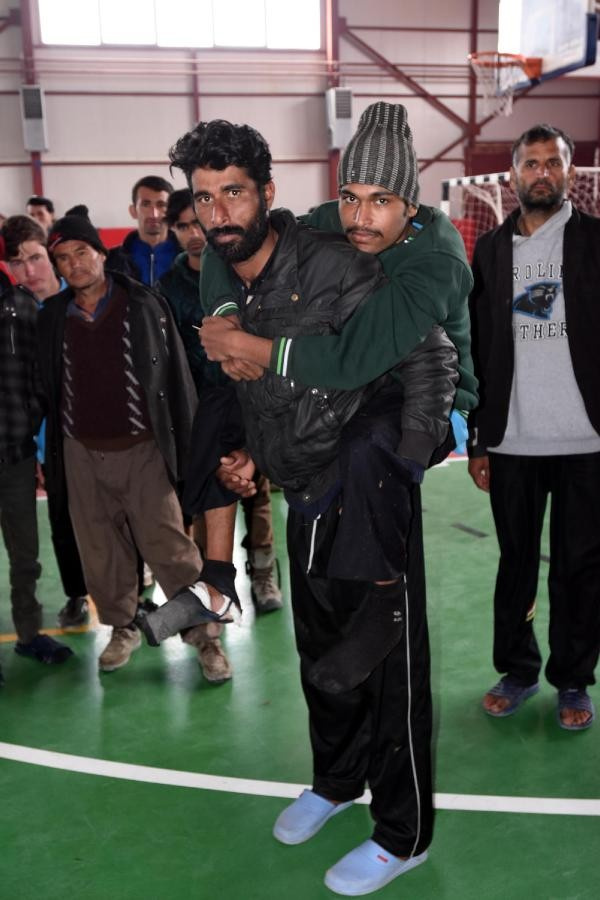 Kaçak Afganlar kaçak otogarda fark edildi