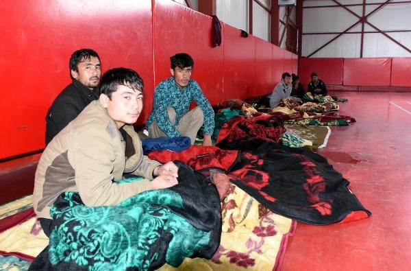Kaçak Afganlar kaçak otogarda fark edildi