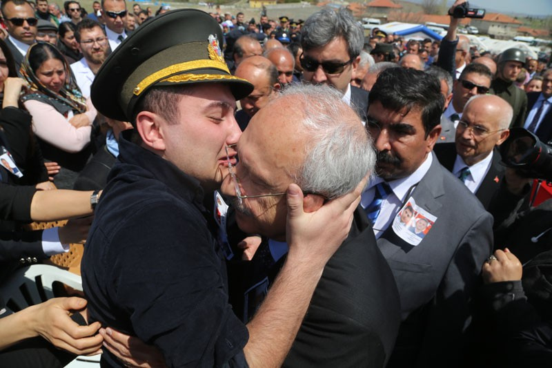Şehidin oğlu Kılıçdaroğlu'na sarılıp...Kahreden an!
