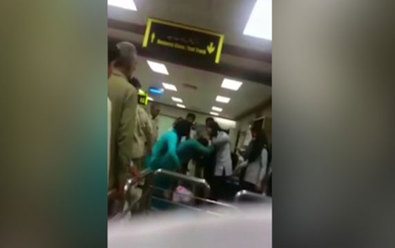 Kadın yolcu havalimanı güvenliği tarafından dövüldü
