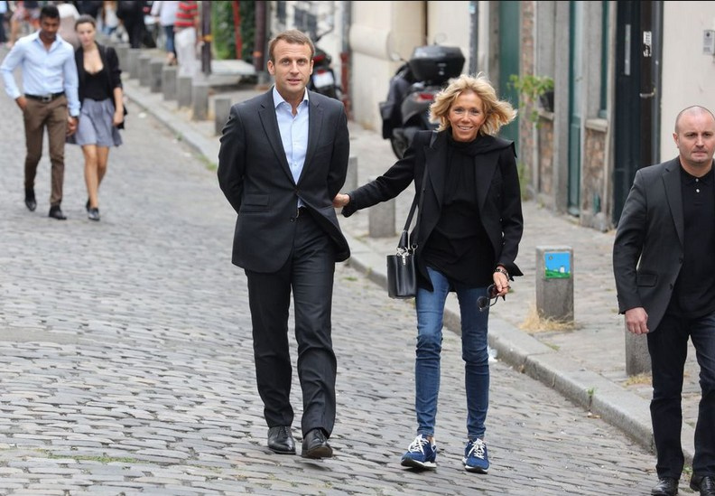 Emmanuel Macron'un eşi olay! Karısını gören annesi sanıyor