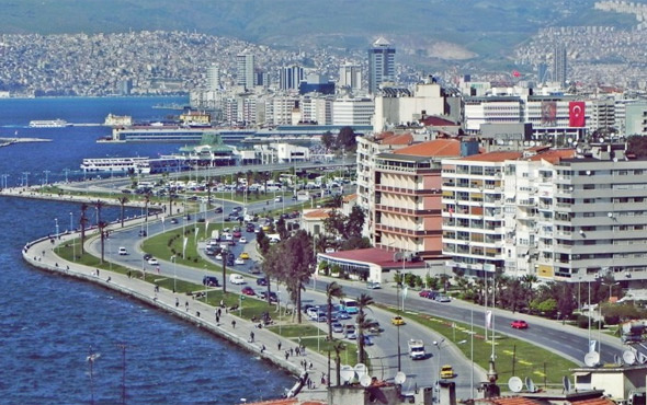 Manisa depremi İzmir'i fena salladı şehir sokakta!