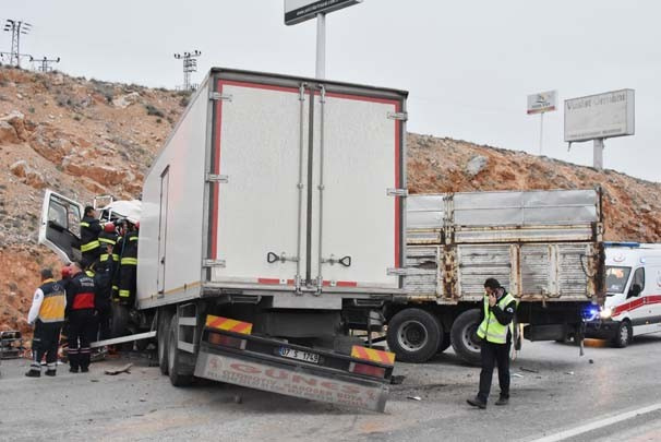 Konya'da can pazarı iki kamyon birbirine girdi dehşet görüntüler