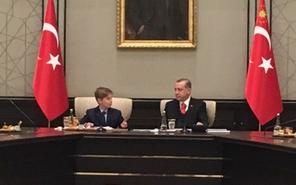 Erdoğan koltuğu devrettiğini unutunca esprili anlar!