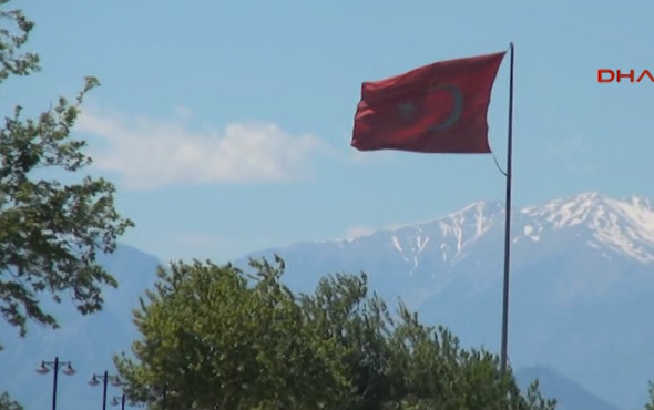  150 metrekarelik Türk Bayrağı denize düştü