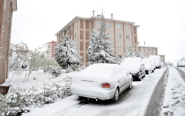 Eskişehir’de nisan karı yol kapattı