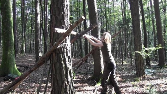 Kadın başına ormanda öyle bir şey yaptı ki...