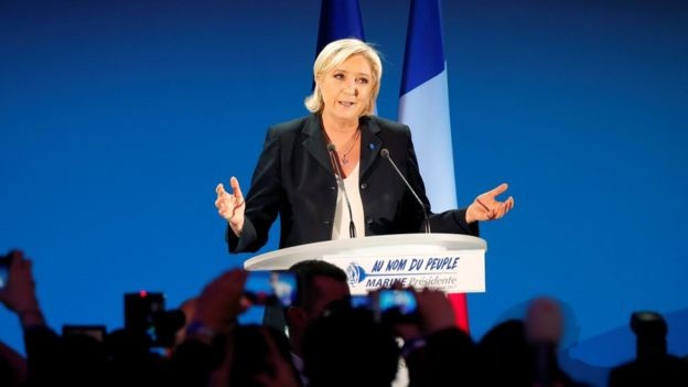 Marine Le Pen'in annesi Playboy'a soyunmuş şok kareler