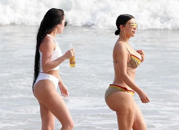 Kim Kardashian vücudu ile çok şaşırttı
