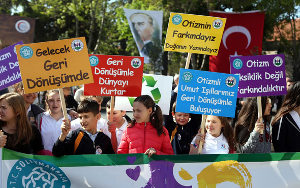 Otizmli çocuklardan çevre temizliği dersi verdi