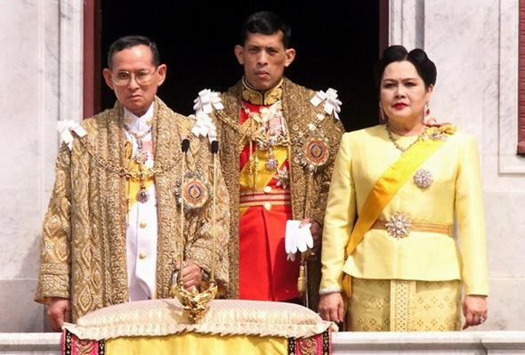 Tayland Kralı'nın giydiği kıyafete bakın olay oldu